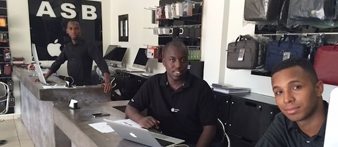 http://www.google.fr/imgres?imgurl=http%3A%2F%2Fafrique.lepoint.fr%2Fimages%2F2015%2F06%2F09%2F1845430lpaw-1845440-article-jpg_2885719_660x287.jpg&imgrefurl=http%3A%2F%2Fafrique.lepoint.fr%2Feconomie%2Fdiaspora-diadie-soumare-l-homme-du-premier-apple-store-de-bamako-09-06-2015-1934807_2258.php&h=287&w=660&tbnid=v5nfmRboOClPwM%3A&zoom=1&docid=uPmOkGy_fn0lqM&ei=uEJ5VYK3EYHYU6frgJgJ&tbm=isch&iact=rc&uact=3&dur=501&page=1&start=0&ndsp=22&ved=0CEcQrQMwDGoVChMIgvPB0piHxgIVAewUCh2nNQCT