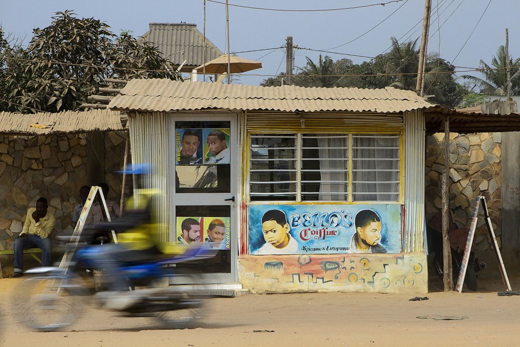 Le photographe nigérian Andrew Esiebo dévoile les barbershops africains benin_front_002