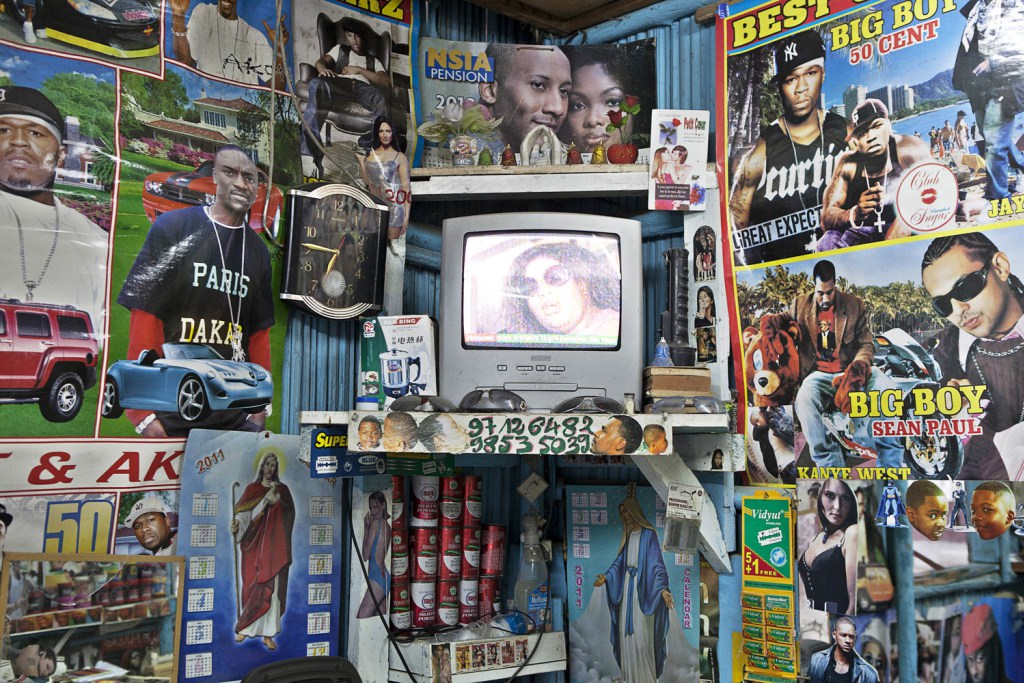 Le photographe nigérian Andrew Esiebo dévoile les barbershops africains benin_naunce_024