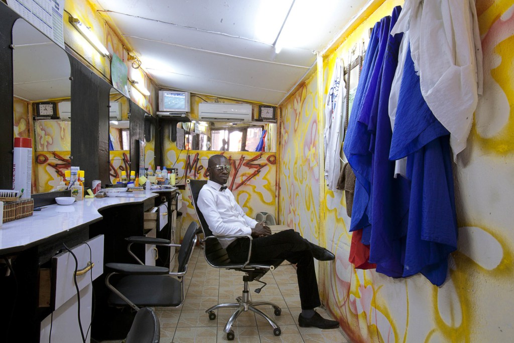 Le photographe nigérian Andrew Esiebo dévoile les barbershops africains cotedivoire_space_003