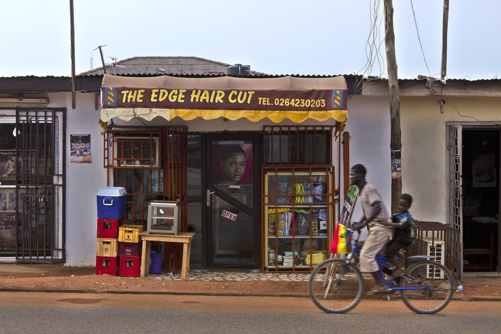 Le photographe nigérian Andrew Esiebo dévoile les barbershops africains ghana_front_005