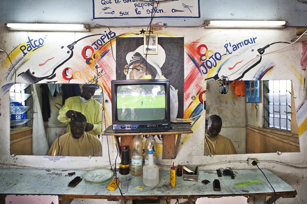 Le photographe nigérian Andrew Esiebo dévoile les barbershops africains ivorycoast_naunce_024