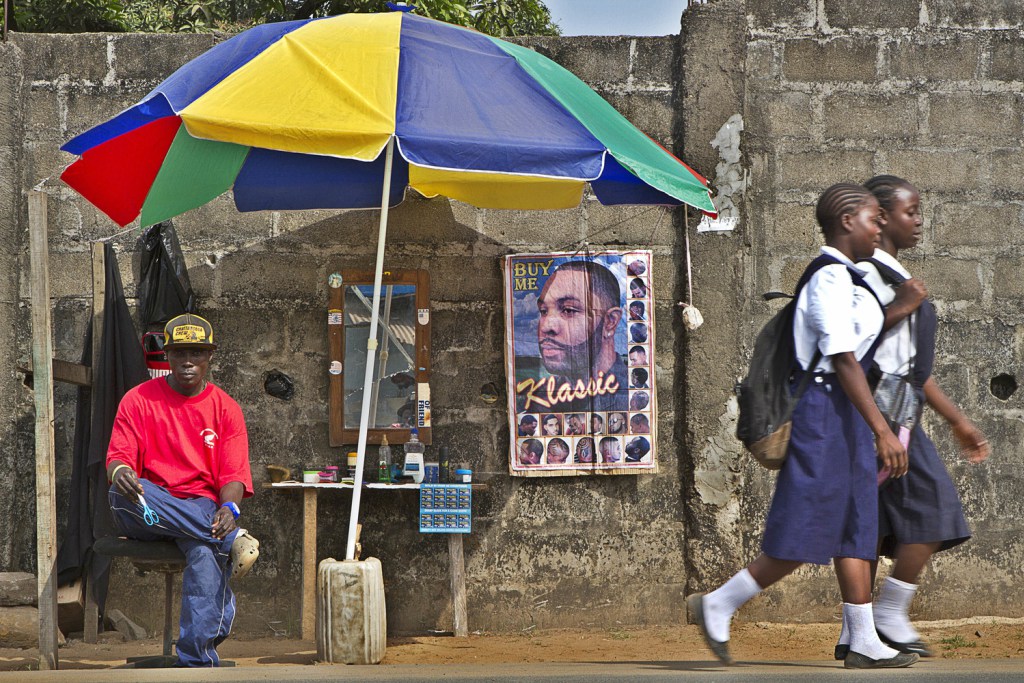 Le photographe nigérian Andrew Esiebo dévoile les barbershops africains liberia_front_002