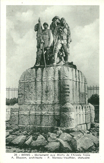 Macron et IBK inaugurent le "Monument aux Héros de l’Armée Noire"