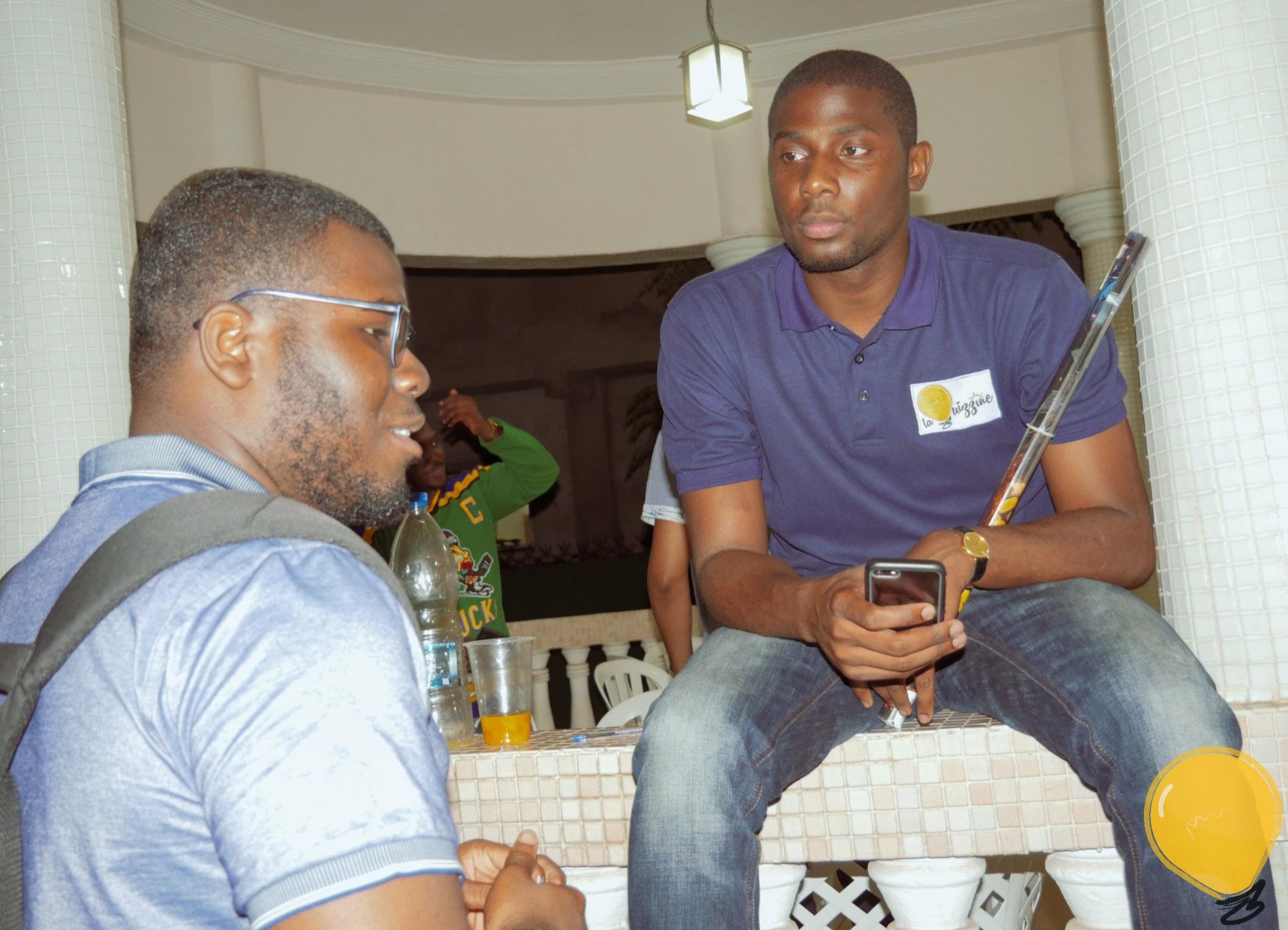 À ABIDJAN, DE JEUNES IVOIRIENS S'ENJAILLENT AUTOUR DE LA CULTURE GÉNÉRALE