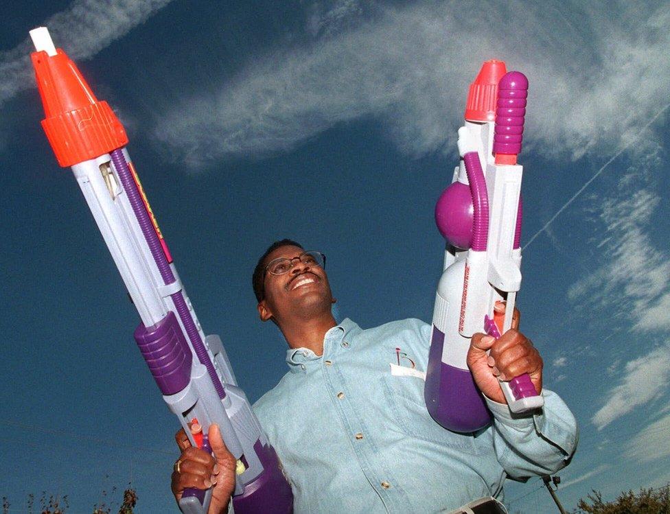 Lonnie Johnson : le génie afro-américain derrière le Super Soaker… et bien plus encore