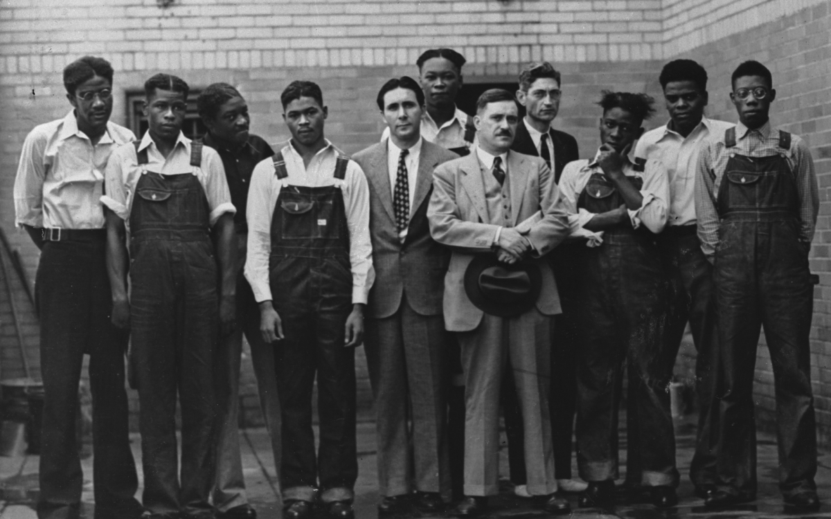 Earl Browder, responsable du Parti communiste (cinquième à partir de la droite), en compagnie des Scottsboro Boys, 1931